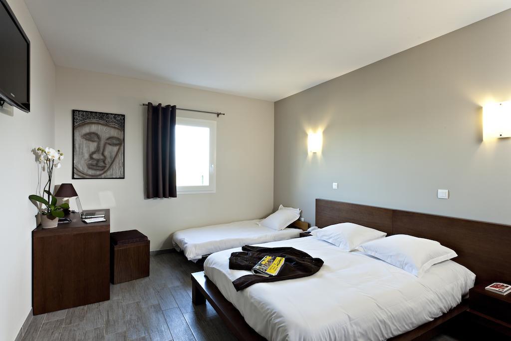 Le Ya'Tis Hotel Saint Laurent des Arbres Bagian luar foto
