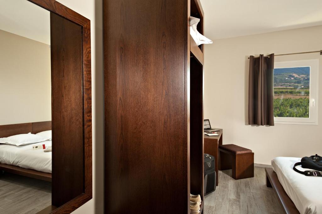 Le Ya'Tis Hotel Saint Laurent des Arbres Ruang foto