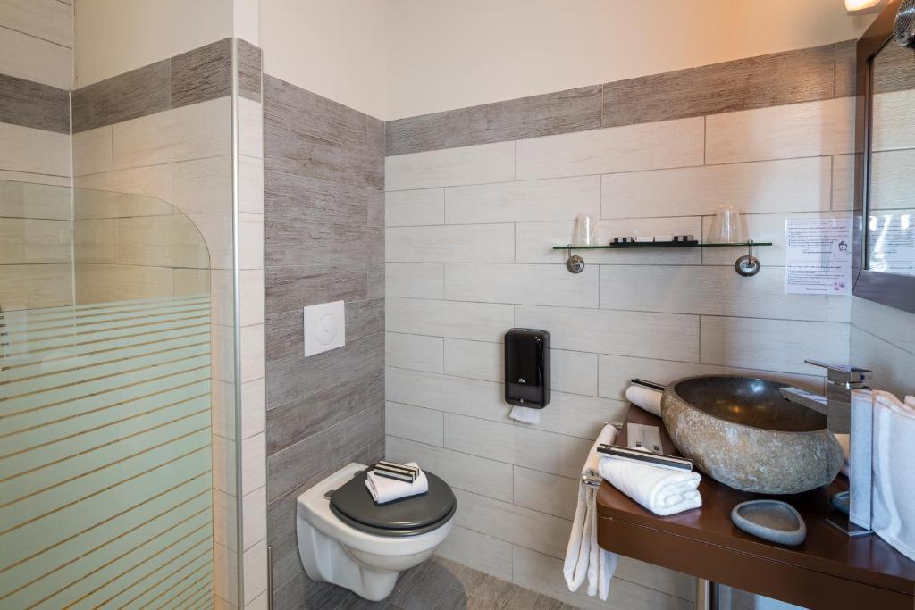 Le Ya'Tis Hotel Saint Laurent des Arbres Ruang foto