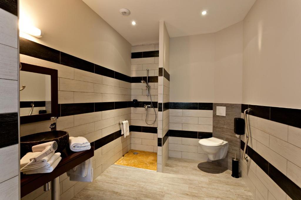 Le Ya'Tis Hotel Saint Laurent des Arbres Bagian luar foto