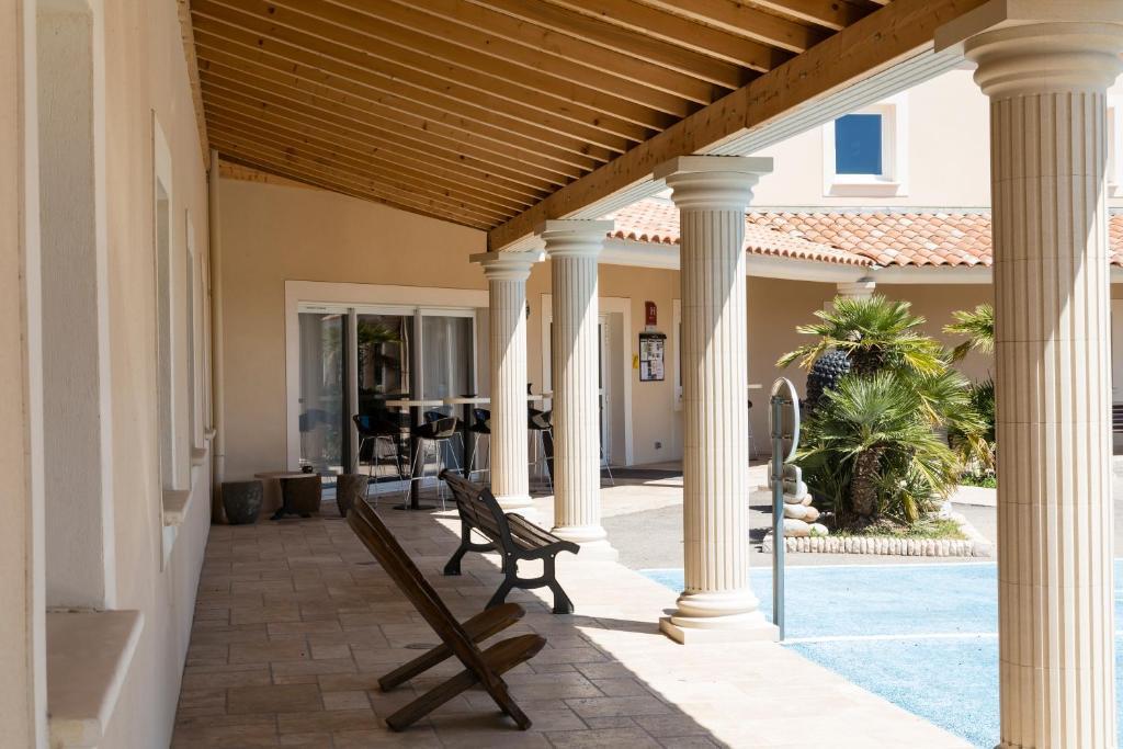 Le Ya'Tis Hotel Saint Laurent des Arbres Bagian luar foto