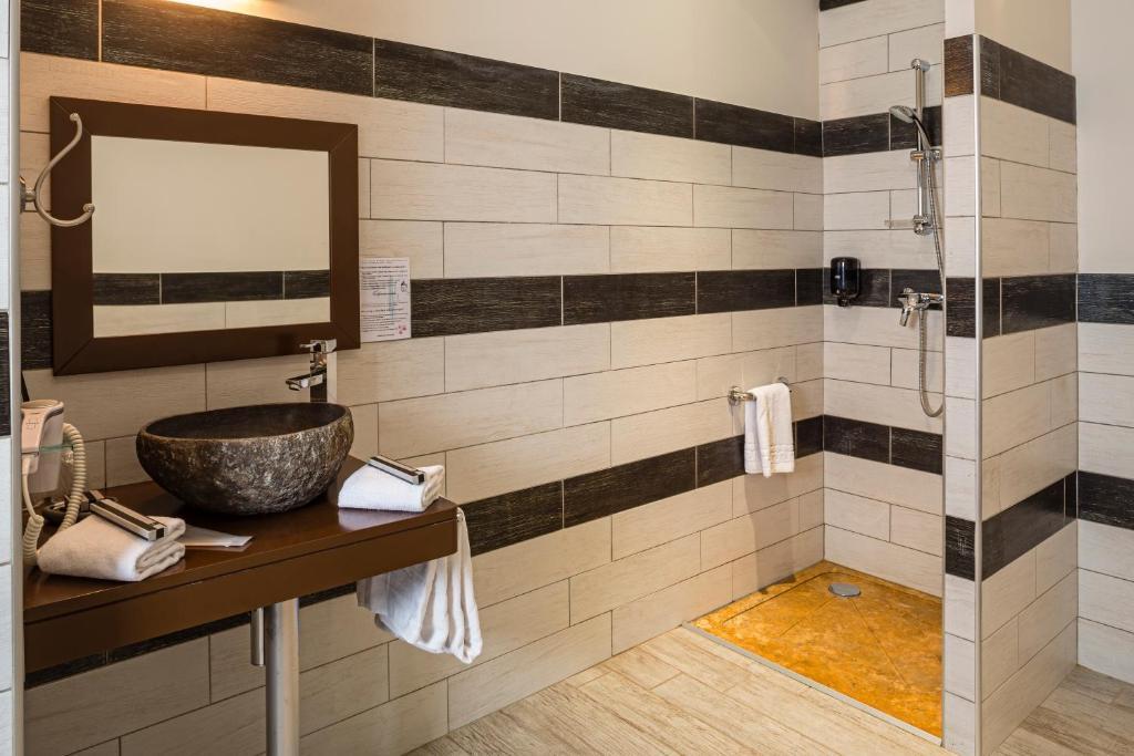 Le Ya'Tis Hotel Saint Laurent des Arbres Bagian luar foto