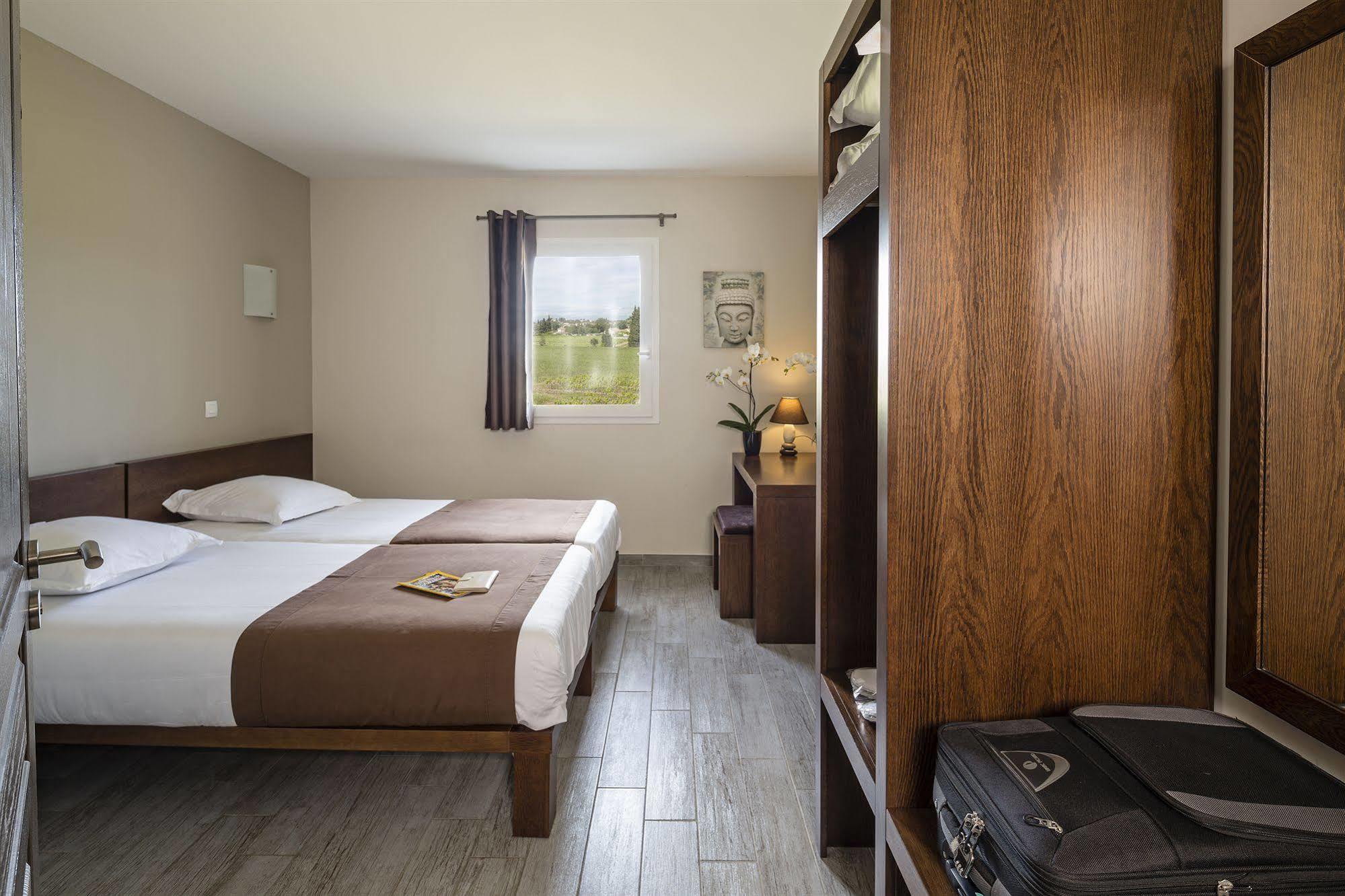 Le Ya'Tis Hotel Saint Laurent des Arbres Bagian luar foto