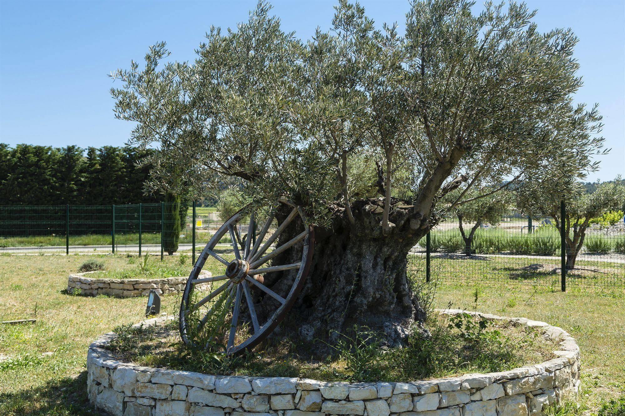 Le Ya'Tis Hotel Saint Laurent des Arbres Bagian luar foto